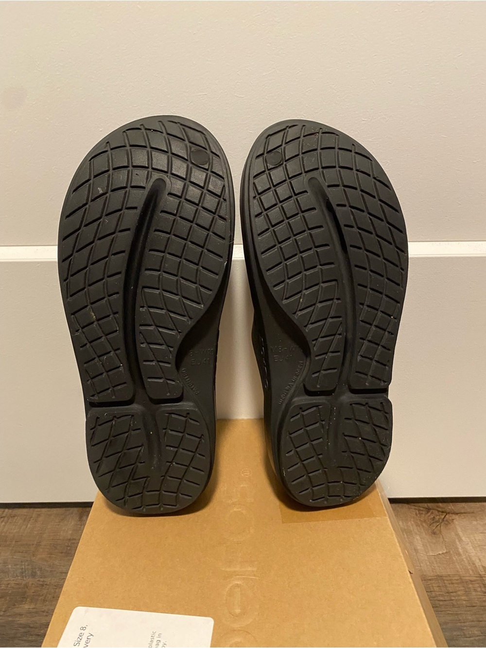 OOFOS size 10 women/8 menBlack Slip-On Recovery Clog - Picture 5 of 8